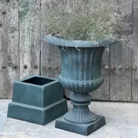 Demir Döküm Saksı Ve Kaidesi